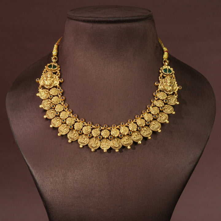 Traditional 92.5 silver temple kaasumala necklace with emerald stone detailing, intricate heritage motifs, and premium craftsmanship by Sri Fine Jewellery Hyderabad.
(https://srifinejewellery.com)
