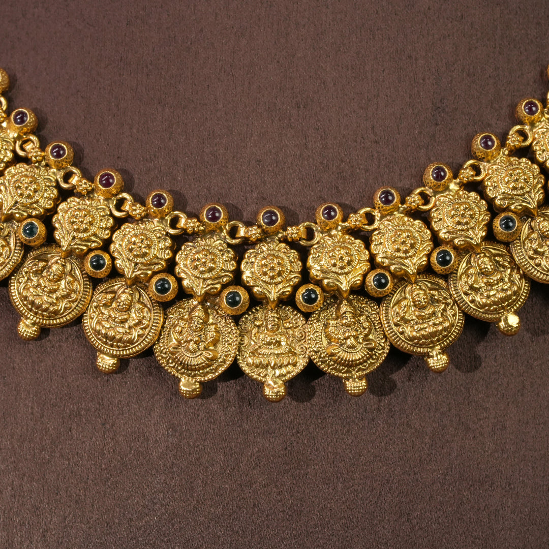 Close-up view of traditional 92.5 silver temple kaasumala necklace with emerald stone detailing, intricate heritage motifs, and premium craftsmanship by Sri Fine Jewellery Hyderabad.
(https://srifinejewellery.com)
