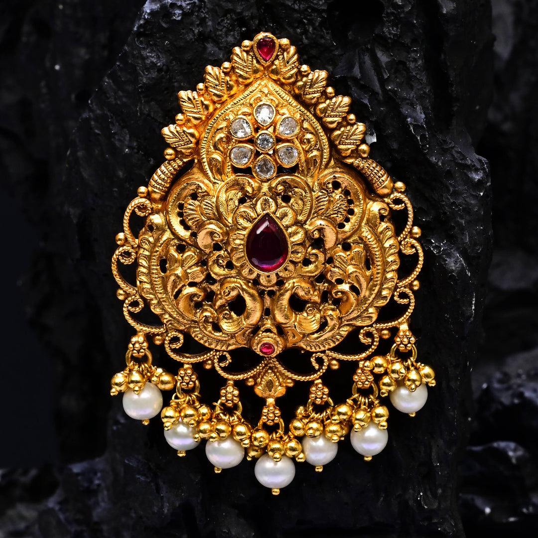 Premium 92.5 silver temple pendant featuring traditional kemp stones, antique finish and intricate handcrafted South Indian design by Sri Fine Jewellery, Hyderabad.
(https://www.srifinejewellery.com)