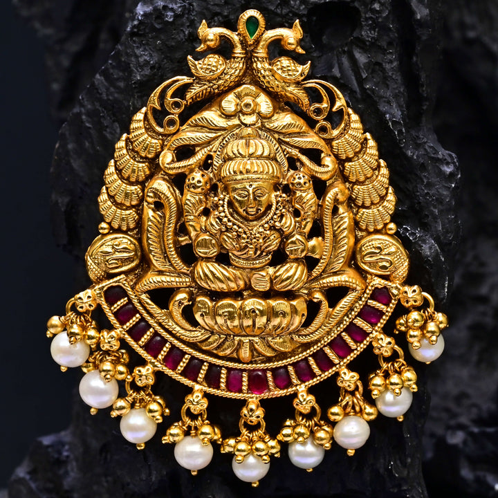 Premium 92.5 silver temple pendant featuring traditional Lakshmi motif, kemp stones, antique finish and intricate handcrafted South Indian design by Sri Fine Jewellery, Hyderabad.
(https://www.srifinejewellery.com)