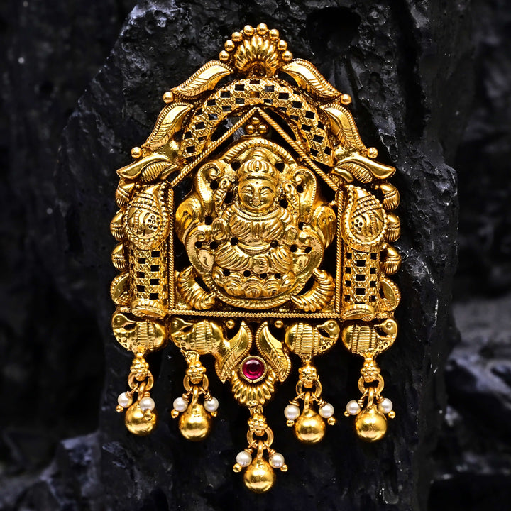 Premium 92.5 silver temple pendant featuring traditional Lakshmi motif, kemp stones, antique finish and intricate handcrafted South Indian design by Sri Fine Jewellery, Hyderabad.
(https://www.srifinejewellery.com)
