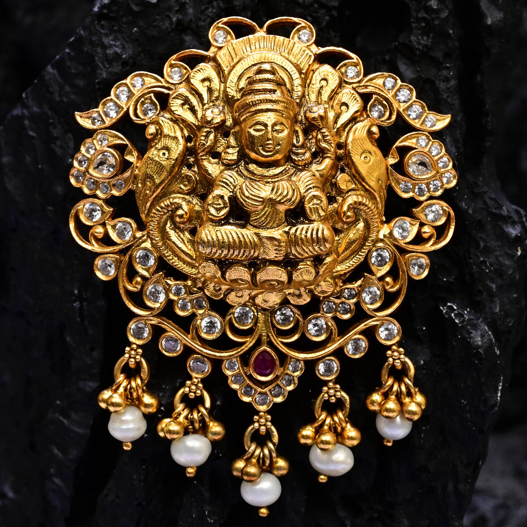 Premium 92.5 silver temple pendant featuring traditional Lakshmi motif, kemp stones, antique finish and intricate handcrafted South Indian design by Sri Fine Jewellery, Hyderabad.
(https://www.srifinejewellery.com)