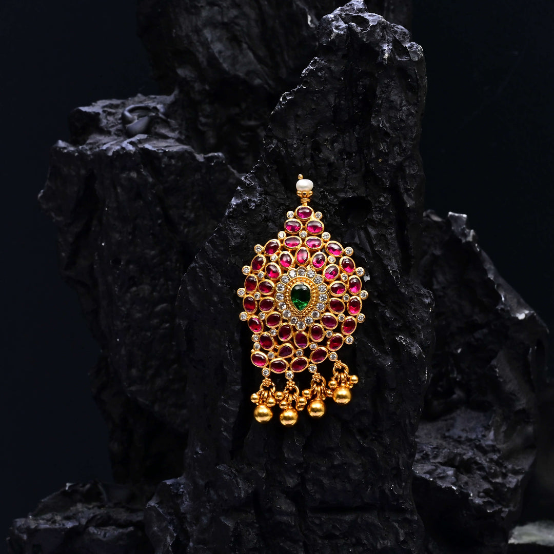 Premium 92.5 silver temple pendant featuring traditional kemp stones, antique finish, and intricate handcrafted South Indian design by Sri Fine Jewellery, Hyderabad.
(https://www.srifinejewellery.com)