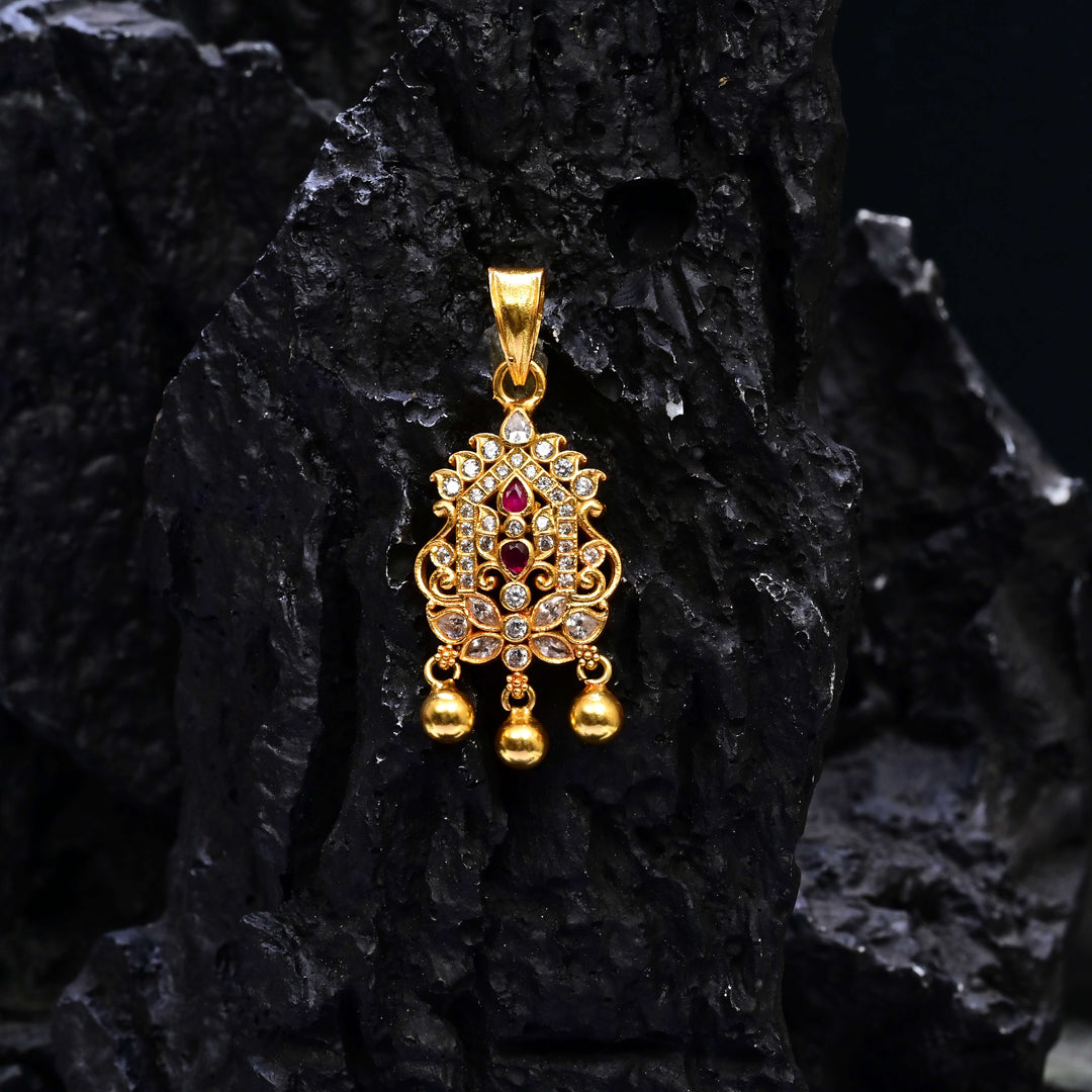 Premium 92.5 silver temple pendant featuring traditional ruby kemp stones, antique finish, and intricate handcrafted South Indian design by Sri Fine Jewellery, Hyderabad.
(https://www.srifinejewellery.com)